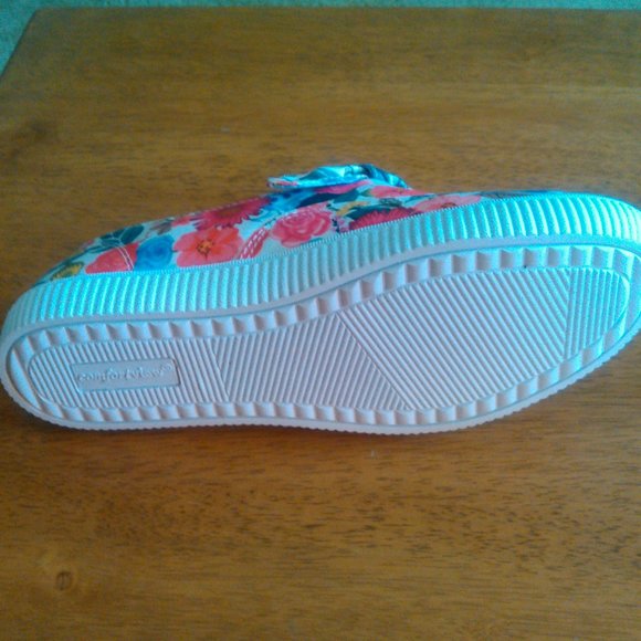 Comfortview Bright Floral Casual Shoe  NWOT. Size 8-Wide - Picture 3 of 4